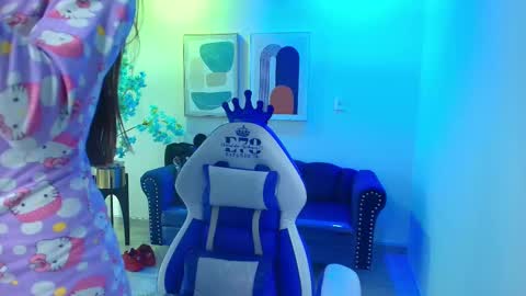 Snapshot of nicole_sounders chatting on 02-04-26, 11:38 Nicolle online show from 02-04-26, 11:38