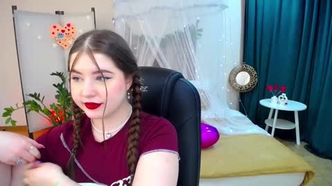 Snapshot of nicolefoxery chatting on 02-19-25, 06:32 nicolefoxery online show from 02-19-25, 06:32