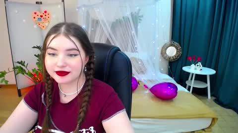 Snapshot of nicolefoxery chatting on 02-20-25, 12:52 nicolefoxery online show from 02-20-25, 12:52