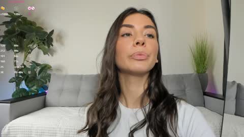 Snapshot of nicoleluuv chatting on 12-02-24, 04:31 Dua Lipa online show from 12-02-24, 04:31