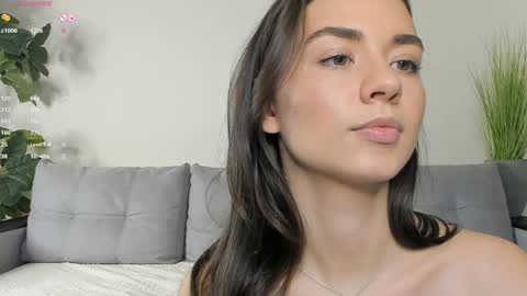 Snapshot of nicoleluuv chatting on 12-19-24, 07:18 Dua Lipa online show from 12-19-24, 07:18