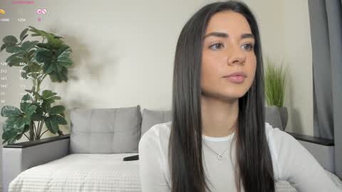 Snapshot of nicoleluuv chatting on 01-19-25, 01:01 Dua Lipa online show from 01-19-25, 01:01