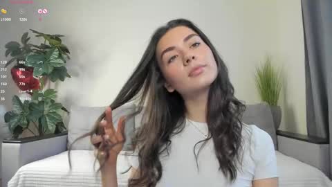 Snapshot of nicoleluuv chatting on 02-26-25, 01:08 Dua Lipa online show from 02-26-25, 01:08