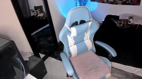 Nicol independent model online show from 02-01-25, 10:13