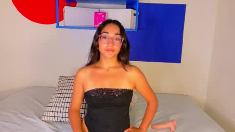 N I C O L E T  online show from 12-19-25, 12:01