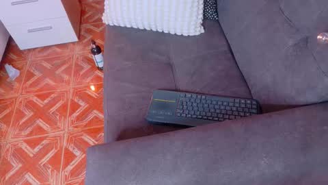 N I C O L E T  online show from 12-20-25, 12:29