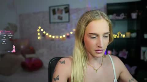 nicolette__shea_ online show from 02-11-25, 05:18