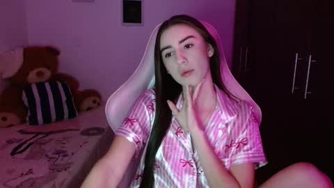 Snapshot of nicoll_28 chatting on 02-08-26, 03:43 nicoll_28 online show from 02-08-26, 03:43