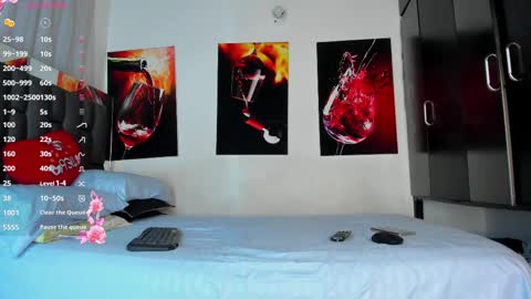 Snapshot of nicolle_hanks1 chatting on 02-12-26, 02:17 nicolle_hanks1 online show from 02-12-26, 02:17