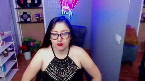 Snapshot of nicolle_silva chatting on 07-19-26, 11:47 Nicolle online show from 07-19-26, 11:47