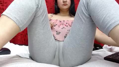 Snapshot of nicolleowens chatting on 02-17-26, 11:00 NICOLLE online show from 02-17-26, 11:00