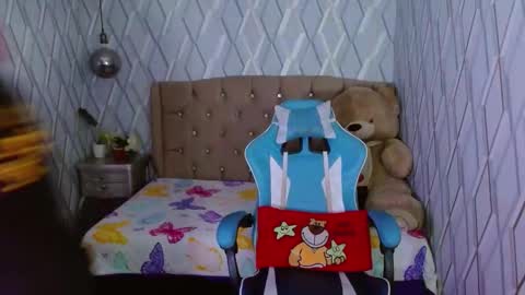 Snapshot of nicolletaylorq chatting on 02-19-25, 04:12 Nicolle Miley online show from 02-19-25, 04:12