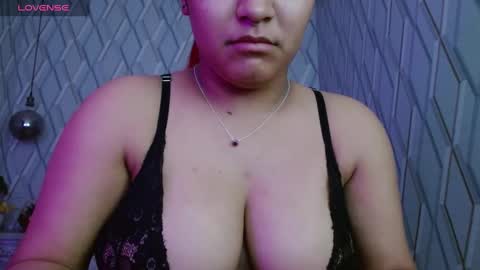 Snapshot of nicolletaylorq chatting on 02-24-25, 03:23 Nicolle Miley online show from 02-24-25, 03:23