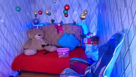 Snapshot of nicolletaylorq chatting on 12-14-25, 04:07 Nicolle Miley online show from 12-14-25, 04:07