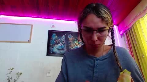 Snapshot of niki_1998 chatting on 02-05-25, 04:36 Natalia online show from 02-05-25, 04:36