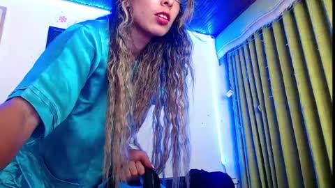 Snapshot of niki_1998 chatting on 02-08-25, 05:08 Natalia online show from 02-08-25, 05:08