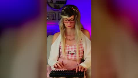 Snapshot of nikki_goldberg chatting on 06-08-26, 07:14 Kitty Chatte online show from 06-08-26, 07:14