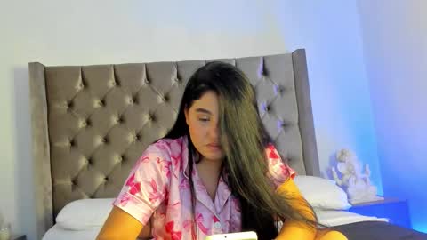 nikkibotero online show from 11-17-25, 06:46