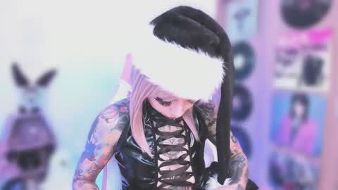 Snapshot of nikkiramone chatting on 12-19-25, 11:28 Nikki Ramone online show from 12-19-25, 11:28
