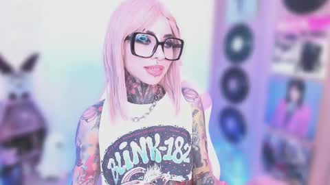 Snapshot of nikkiramone chatting on 01-06-26, 11:25 Nikki Ramone online show from 01-06-26, 11:25