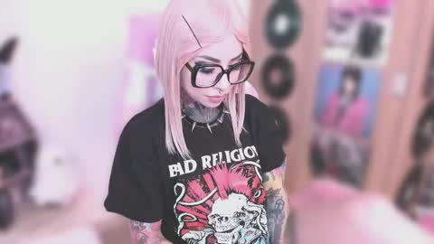 Snapshot of nikkiramone chatting on 01-07-26, 11:34 Nikki Ramone online show from 01-07-26, 11:34