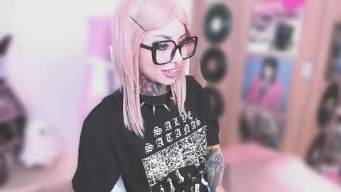 Snapshot of nikkiramone chatting on 01-09-26, 11:13 Nikki Ramone online show from 01-09-26, 11:13