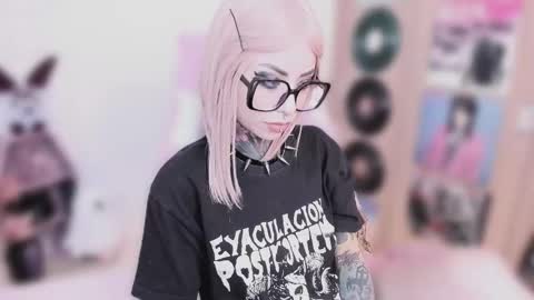 Snapshot of nikkiramone chatting on 01-12-26, 11:26 Nikki Ramone online show from 01-12-26, 11:26