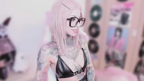 Snapshot of nikkiramone chatting on 01-16-26, 11:25 Nikki Ramone online show from 01-16-26, 11:25