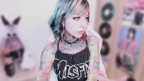 Snapshot of nikkiramone chatting on 02-05-26, 10:31 Nikki Ramone online show from 02-05-26, 10:31