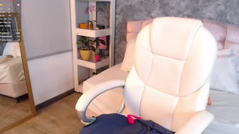 Snapshot of niko_robin chatting on 12-19-24, 04:02 Niko Robin online show from 12-19-24, 04:02