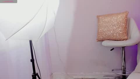 Snapshot of niky_love21 chatting on 10-22-25, 10:20 NIKY online show from 10-22-25, 10:20