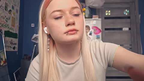 Snapshot of nildabelford chatting on 03-10-26, 12:43 Isabella online show from 03-10-26, 12:43