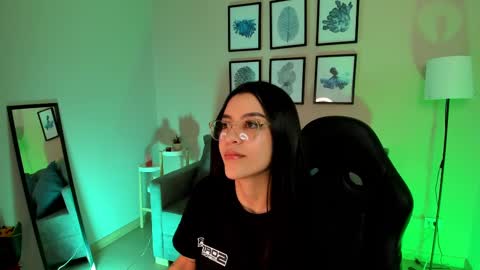 Snapshot of nina__dixon chatting on 09-18-25, 10:12 Nina online show from 09-18-25, 10:12