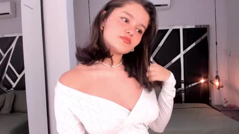 Snapshot of nini_solei chatting on 05-19-26, 07:31 nini_solei online show from 05-19-26, 07:31