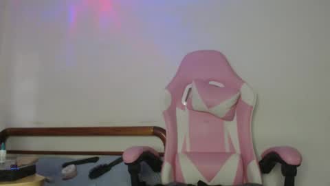 Snapshot of nisernamxxx chatting on 09-21-25, 10:33 Nicolle online show from 09-21-25, 10:33