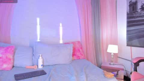 Snapshot of noah_beck42 chatting on 02-04-25, 01:02 Sara online show from 02-04-25, 01:02