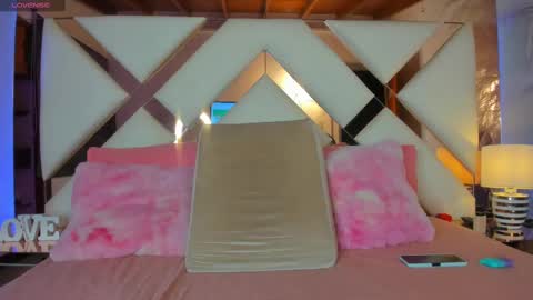 Snapshot of noah_beck42 chatting on 02-25-25, 06:25 Sara online show from 02-25-25, 06:25