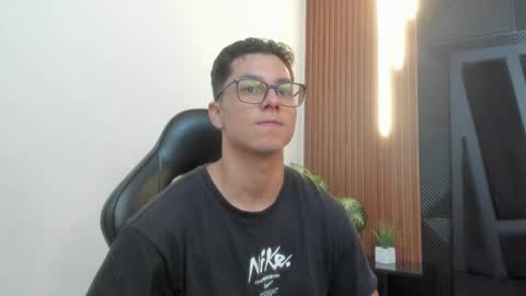 Snapshot of noah_clarkk chatting on 12-22-25, 12:02 Noah online show from 12-22-25, 12:02