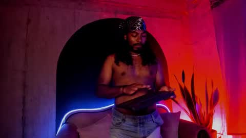 Snapshot of noah_jones__ chatting on 12-12-24, 05:20 Noah online show from 12-12-24, 05:20