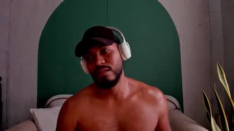 Snapshot of noah_jones__ chatting on 09-22-25, 08:00 Noah online show from 09-22-25, 08:00