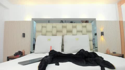 Snapshot of noah_pariss chatting on 12-04-25, 11:19 NOAH online show from 12-04-25, 11:19