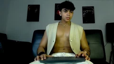 Snapshot of noah_prada14 chatting on 05-06-26, 03:57 luis navas online show from 05-06-26, 03:57