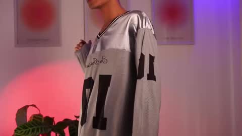 Snapshot of noahh_th03 chatting on 02-19-25, 04:11 Noah online show from 02-19-25, 04:11