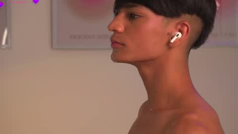 Snapshot of noahh_th03 chatting on 03-09-25, 06:11 Noah online show from 03-09-25, 06:11