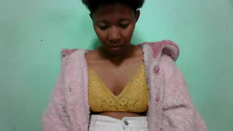 Snapshot of noellah chatting on 10-06-25, 04:32 noellah online show from 10-06-25, 04:32