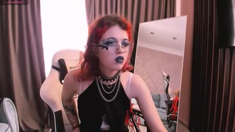 Snapshot of noellegothicshadow chatting on 09-27-25, 10:37 Elly online show from 09-27-25, 10:37