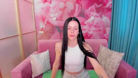 Snapshot of noirdiva chatting on 06-17-26, 05:43 NoirDiva online show from 06-17-26, 05:43