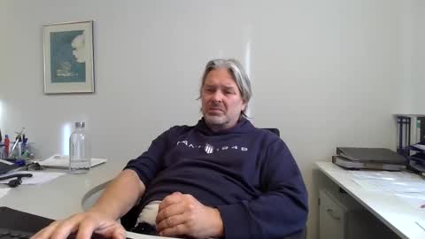 Snapshot of nonsequiture chatting on 10-31-25, 11:00 Ralle online show from 10-31-25, 11:00