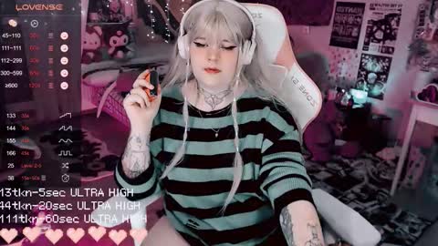 Snapshot of noori_hope chatting on 12-16-25, 09:53 Noori online show from 12-16-25, 09:53