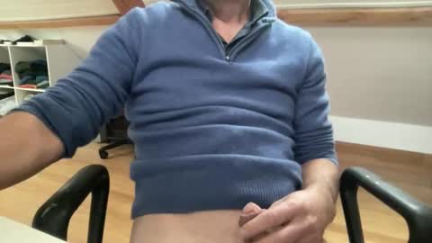 Snapshot of noux69 chatting on 10-15-25, 10:37 noux69 online show from 10-15-25, 10:37